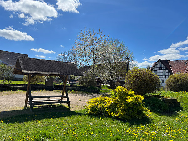 Dorfplatz Bründersen. Ein Treffpunkt für Jung und Alt, ein Ort, wo man sich gerne aufhält und wo auch schöne Feste stattfinden