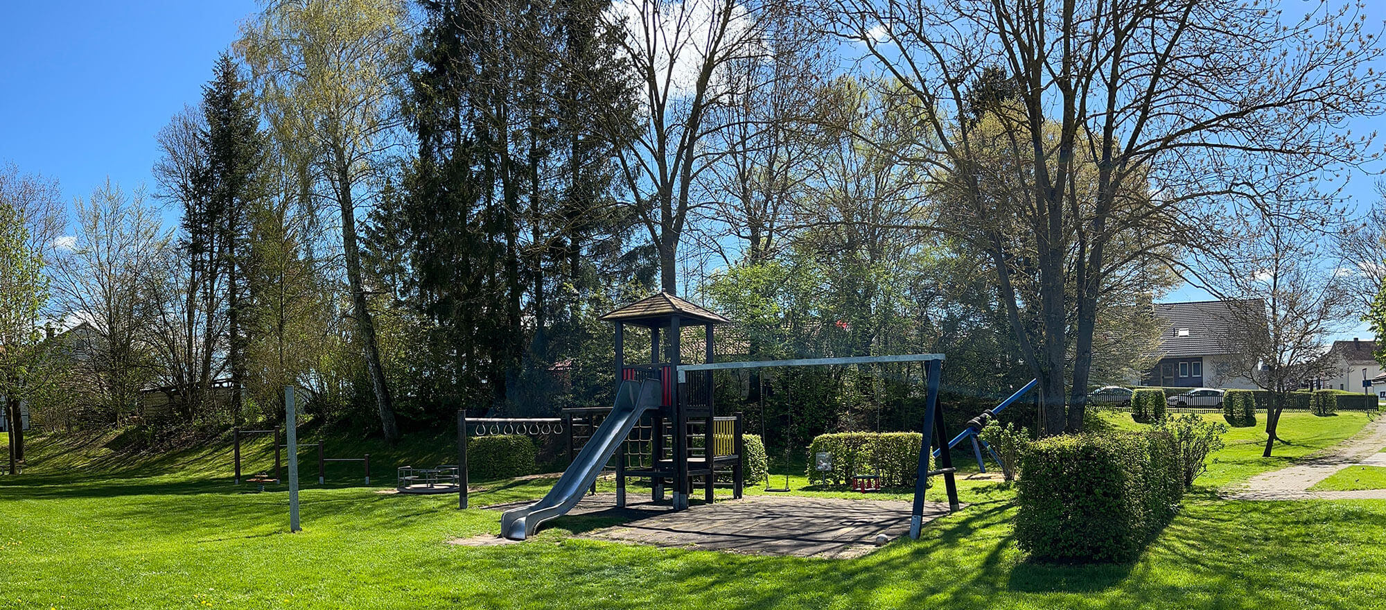 Spielplatz mit Fussballplatz für Kinder