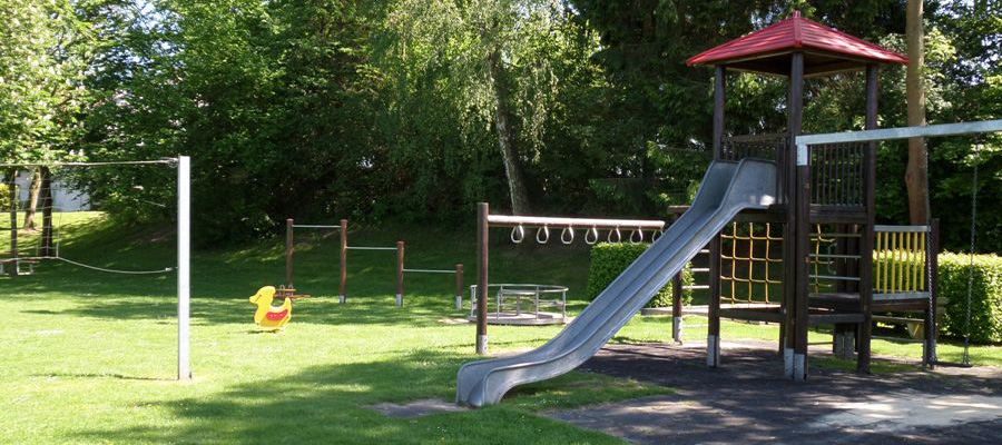 Spielplatz mit Fussballplatz für Kinder